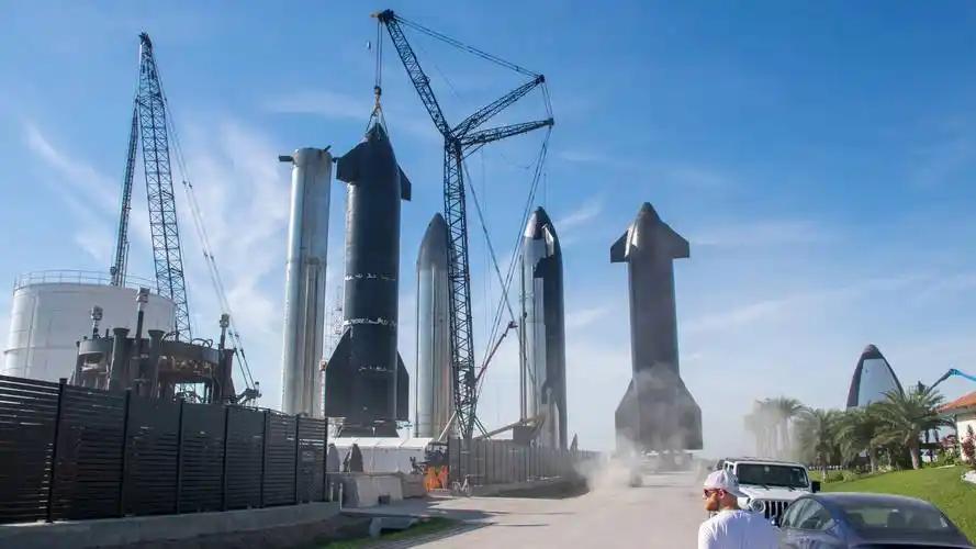 SpaceX上市后股价一度冲到225美元上方，随后就一路回落，近期甚至跌破了发行
