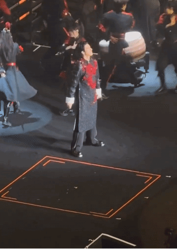 王力宏演唱会差点掉下舞台 彩排的时候大概率也是没什么问题的，正式演出的时候出现这