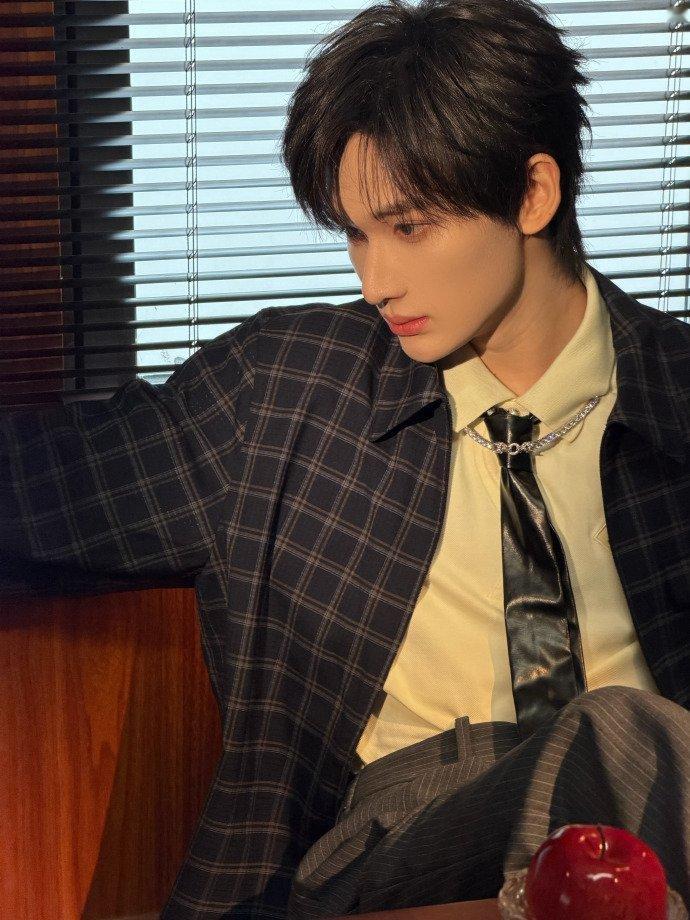 余宇涵北京国际电影节造型北京国际电影节 余宇涵这组造型图也太会拍了，复古西装配苹