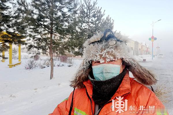 在寒风中，他们的脸上总是挂着微笑，那种微笑中透露着对生活的热爱和对工作的责任感。