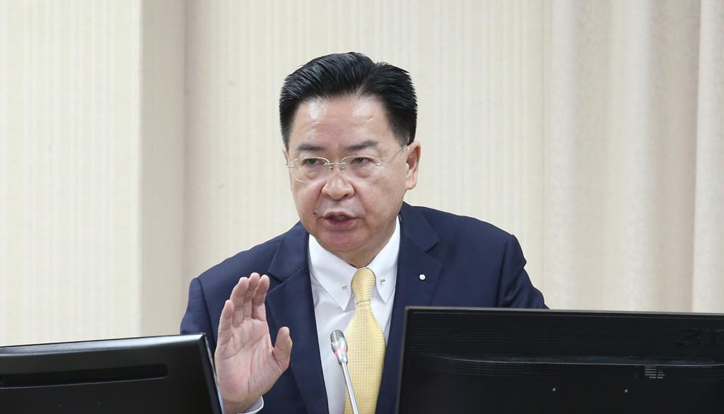 被讽为“断交部长”的“顽固台独”吴钊燮日前接受乌克兰媒体联访时信口雌黄，妄称台湾