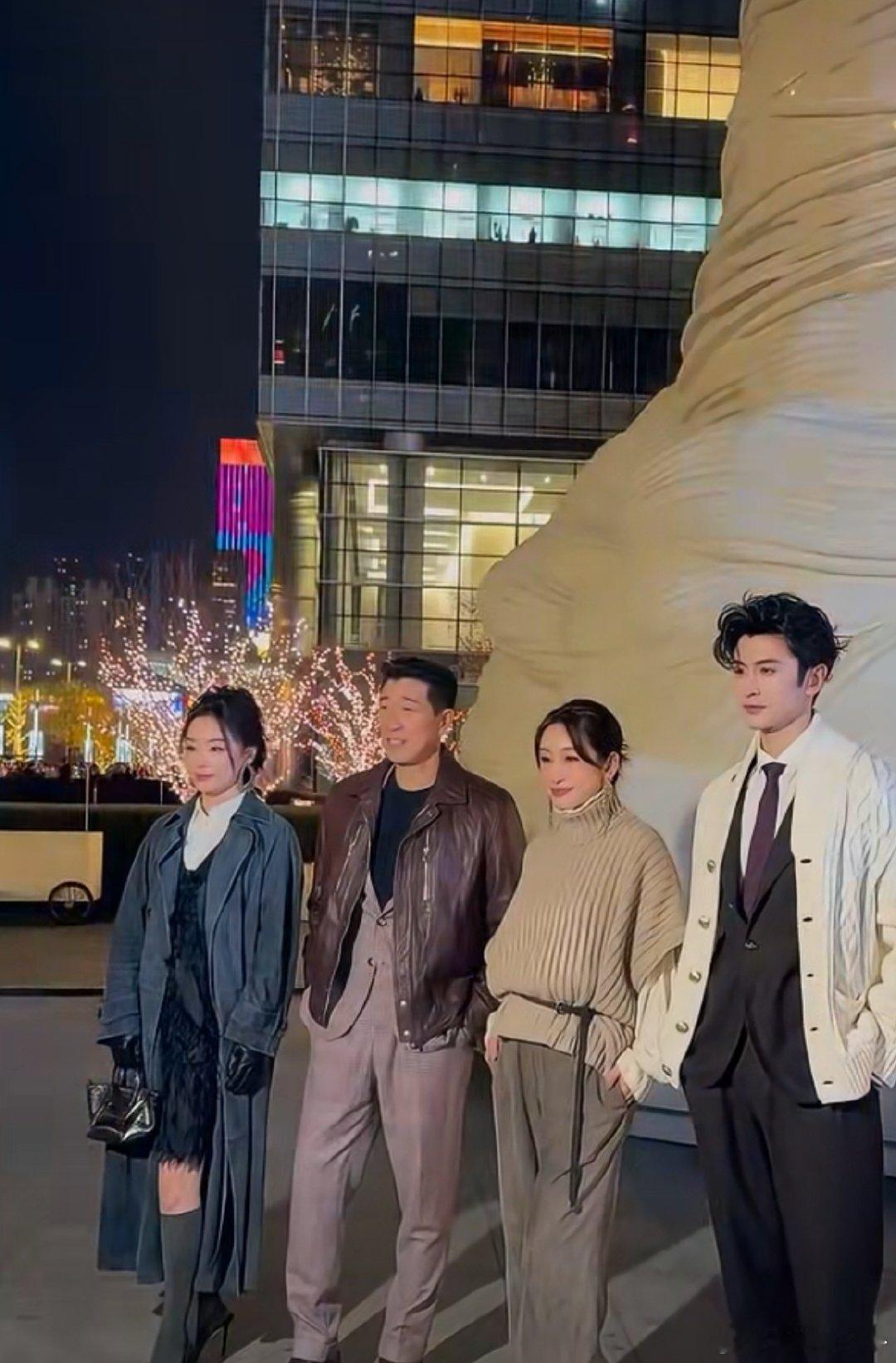 四位实力派同框太惊喜！秦海璐王千源的戏骨气场沉稳，张云龙清爽有型，袁姗姗优雅大气