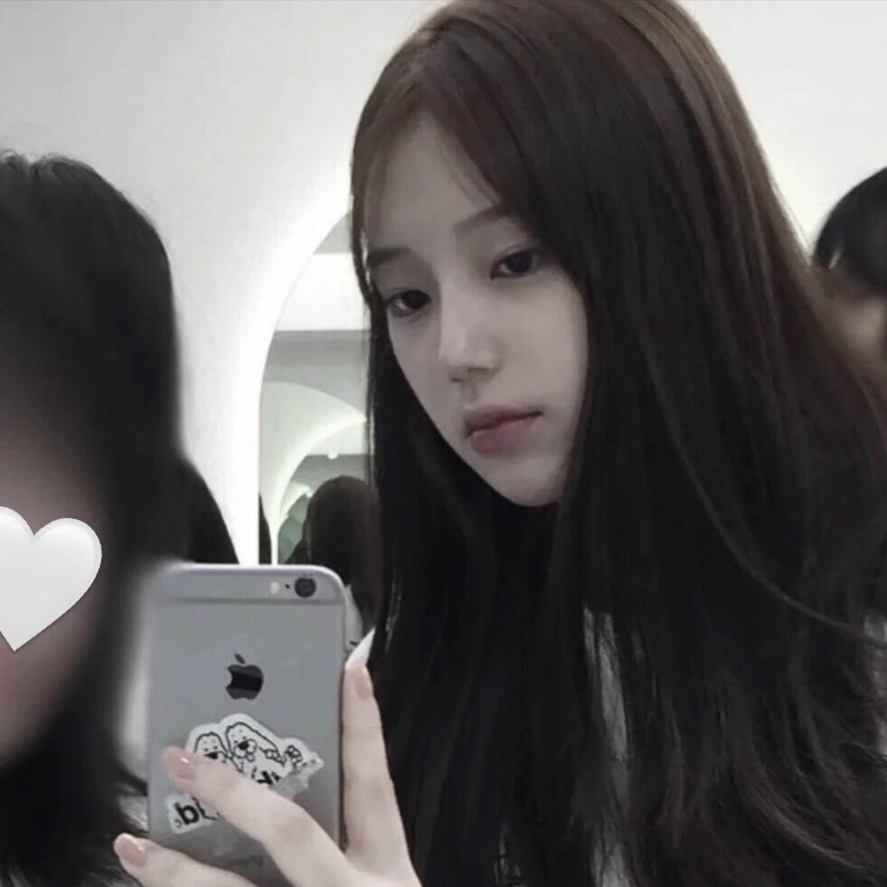 这个女宝有点淡颜系攻力量…最近刚出道 之前知道她是素人时期街头采访说理想型是tb