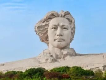 毛主席青年艺术雕像赋  
〔文｜狐山诗行〕

湘江北去，浪卷千秋风云；麓山南峙，