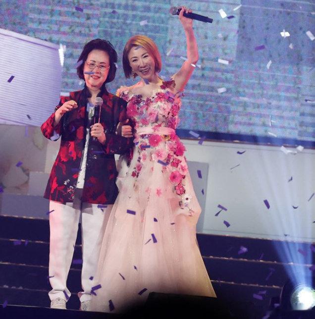 据悉，琼瑶最后一次出现在大家视野中，是在去年八月举办的 60 周年演唱会上，时光