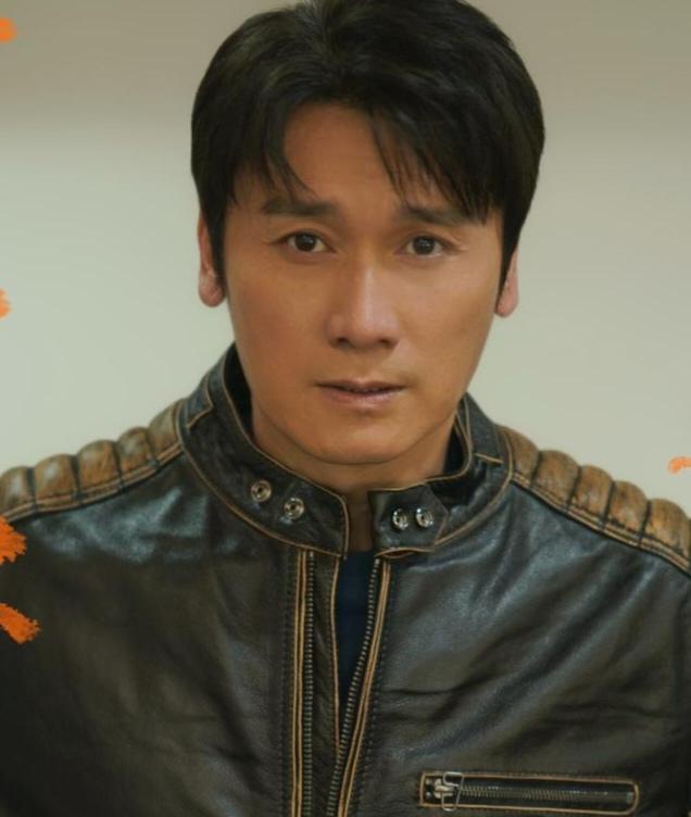 正在播出的电视剧《藏锋》里，看到演员周铁、李纯了，剧里的名字分别是陆海锋，袁莱，