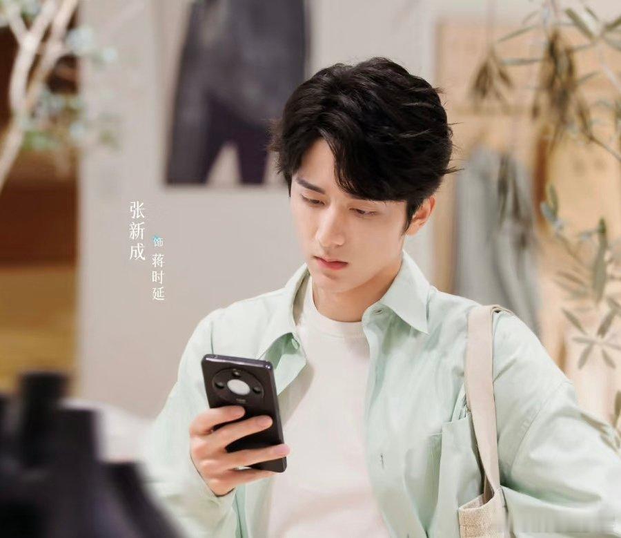 管乐 都去听新成哥哥的新歌 是谁被管乐的打call戳中了！从大门口跳到电梯口的可