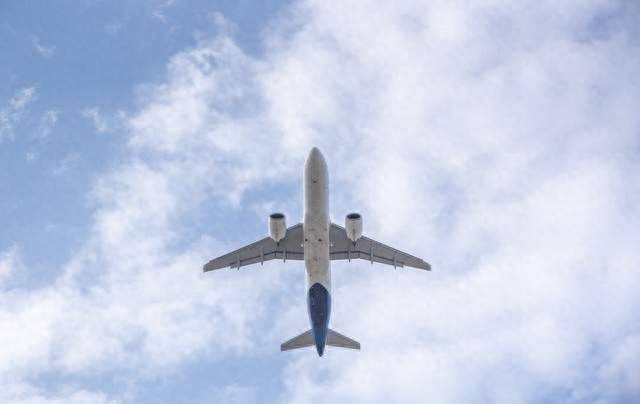 重伤仍奋力开启舱门！迪拜航空机长生死一刻，挽救上百乘客