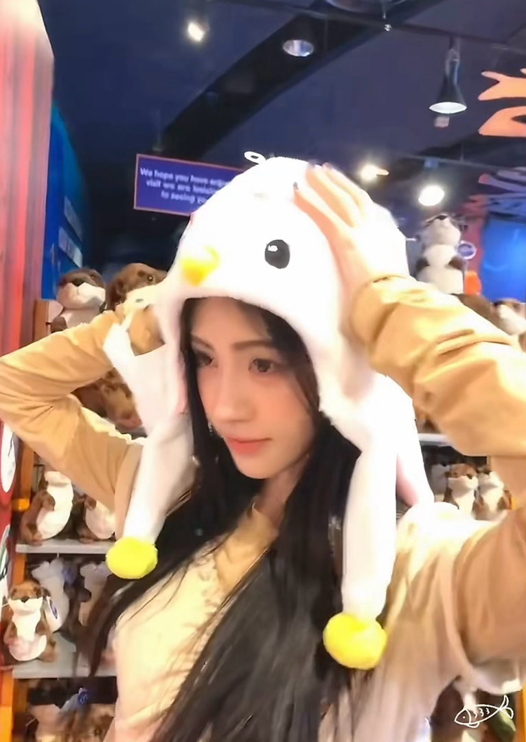 鞠婧祎被可爱帽硬控了天下第一萌的小可爱
