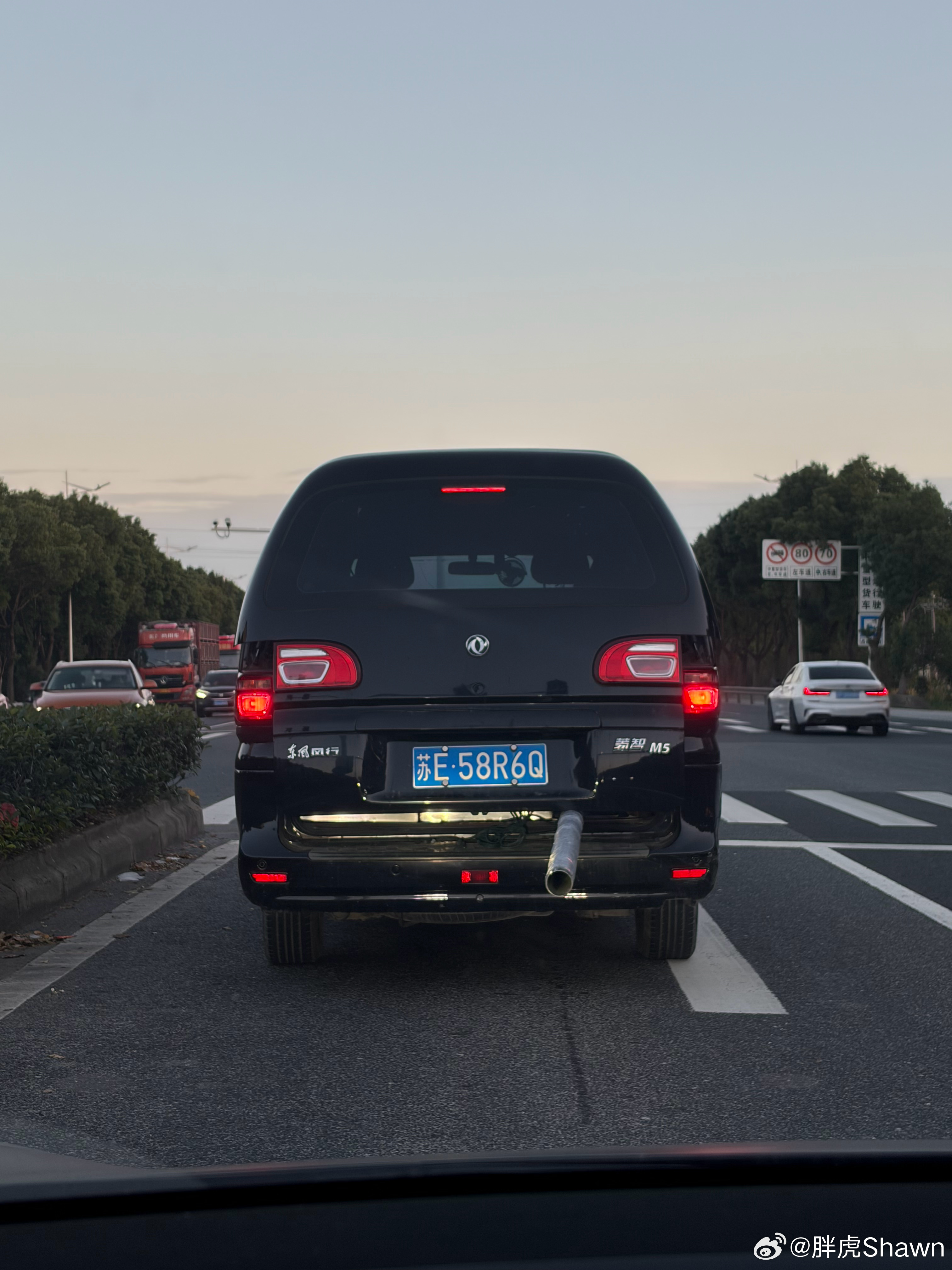 [二哈]乍一看没啥问题，仔细一看一根钢管戳出来得有快一米至少我是离近了才看到，不