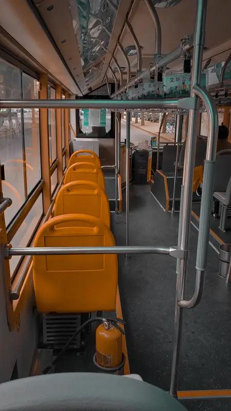 老人带气味刺鼻废品想上车被拒载，司机加速离去，官方：气味刺鼻多次被投诉，涉事司机