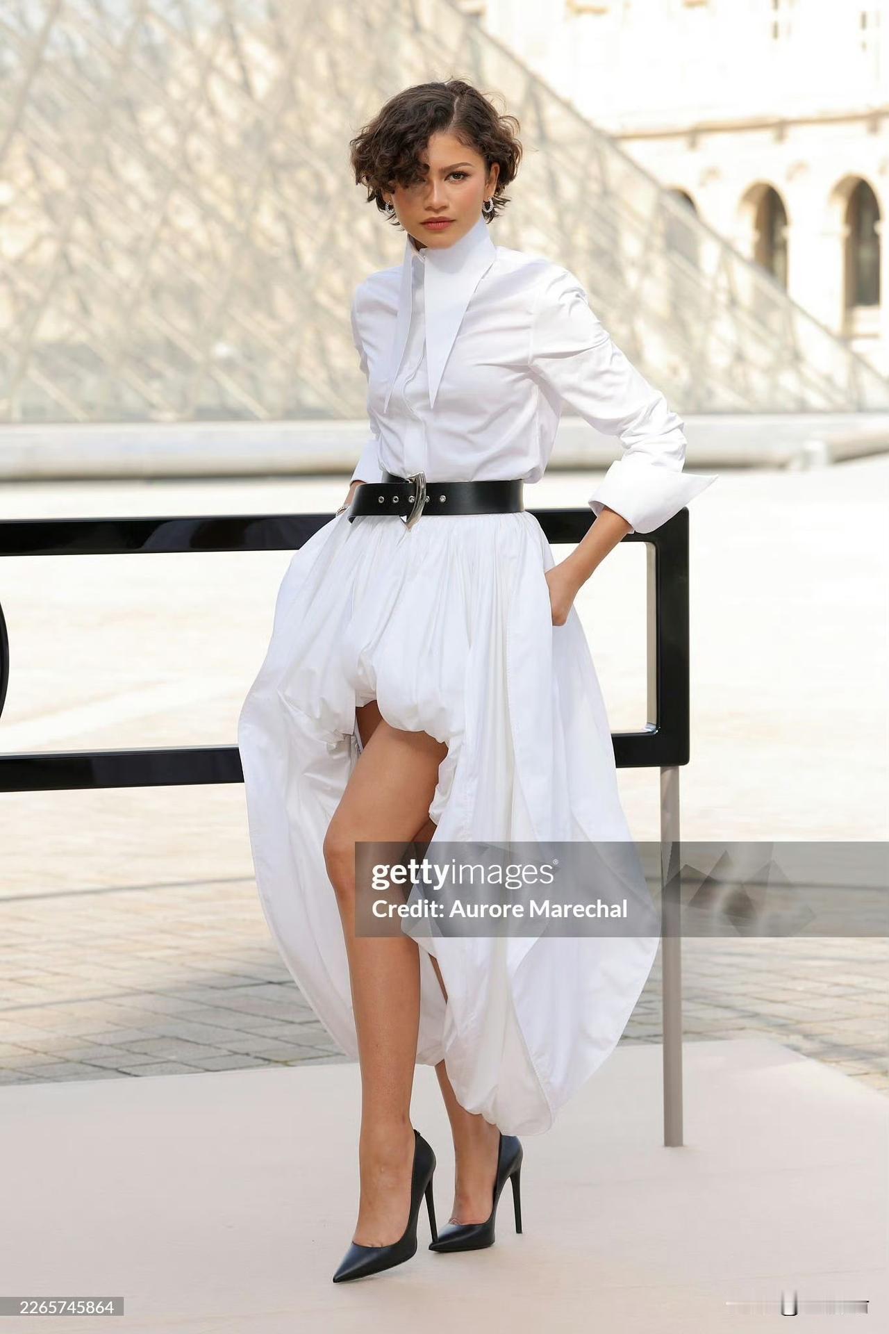 赞达亚·科尔曼（Zendaya Coleman）
2026年3月10巴黎时装周路