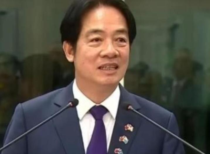 天塌了。赖清德恐怕怎么也没想到，最先“登陆”台湾的，不是飞机大炮，也不是军舰战机