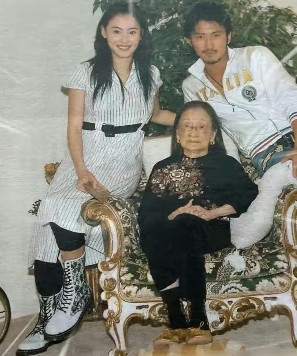 好珍贵的老照片，张柏芝谢霆锋与奶奶一起合照，仅此一张吧！ ​​​