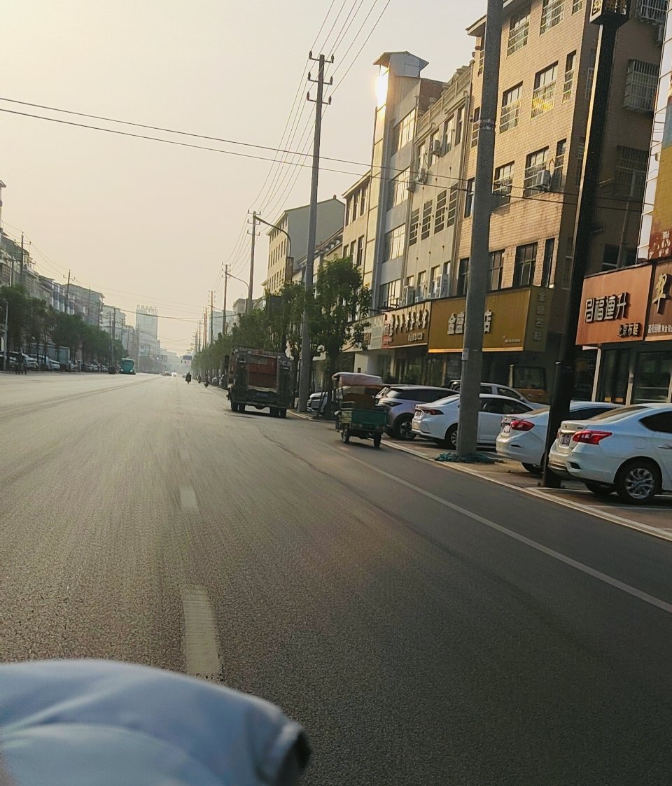 很久没见过早上六点多的大街了。今天小孩哥毕业典礼，要求六点半到校，难得撞上这夏日