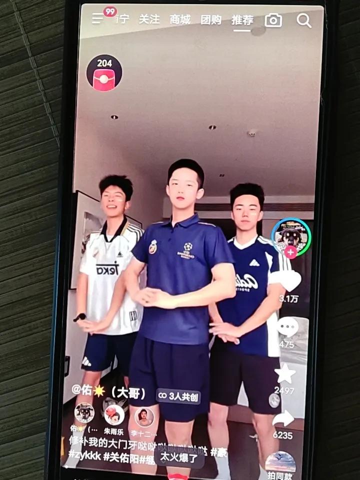 “排山倒海”这四个字一出口，瞬间就把人拉回《武林外传》里同福客栈的热闹场景。郭芙