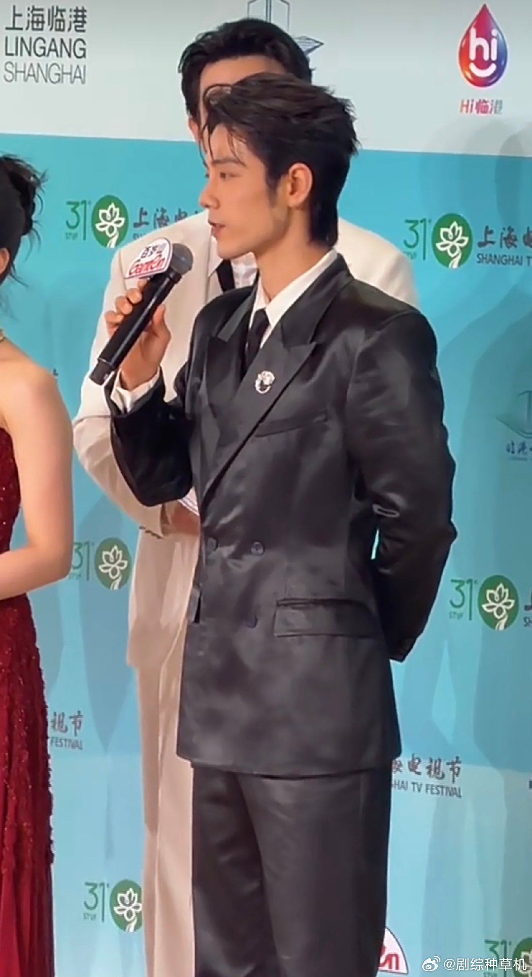 肖战听到导演夸奖的反应肖战白玉兰红毯采访 肖战白玉兰红毯采访，爱看一些采访 白玉