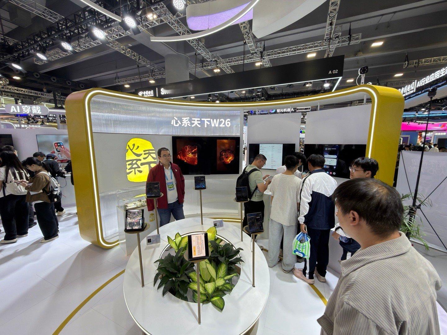 学生们排队看心系天下W26希望长大后都能心系天下 广州·广交会展馆B区