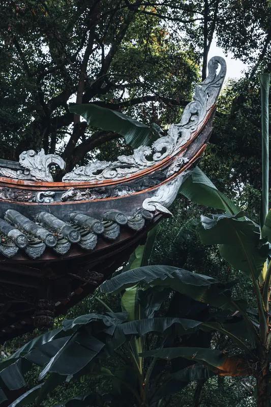 品味一首诗的意境，其中门道颇多。首先要描绘诗中的图景，例如读王维的“空山新雨后，