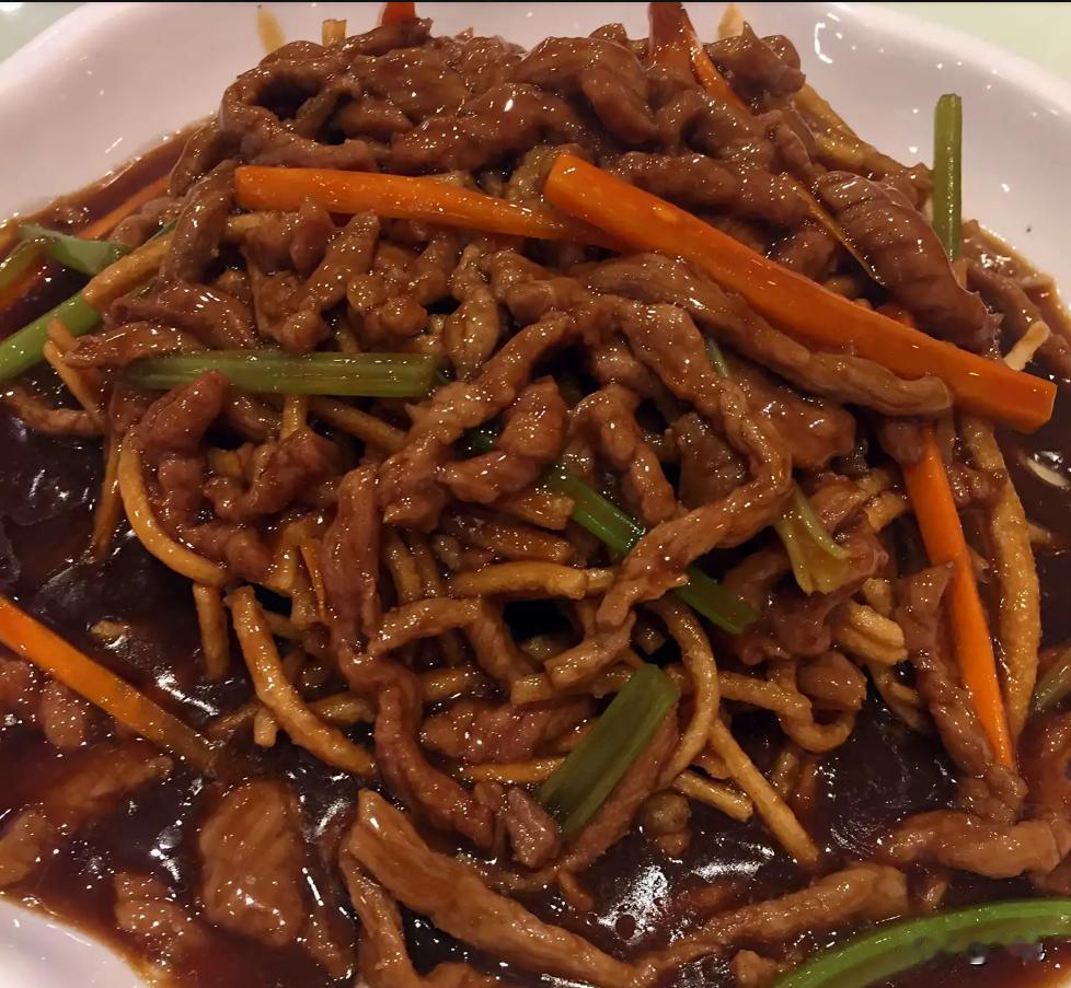 干了十年大排档的老王头酒后吐真言："当年颠勺把锅底都颠漏了，才悟出油锅不溅的绝招