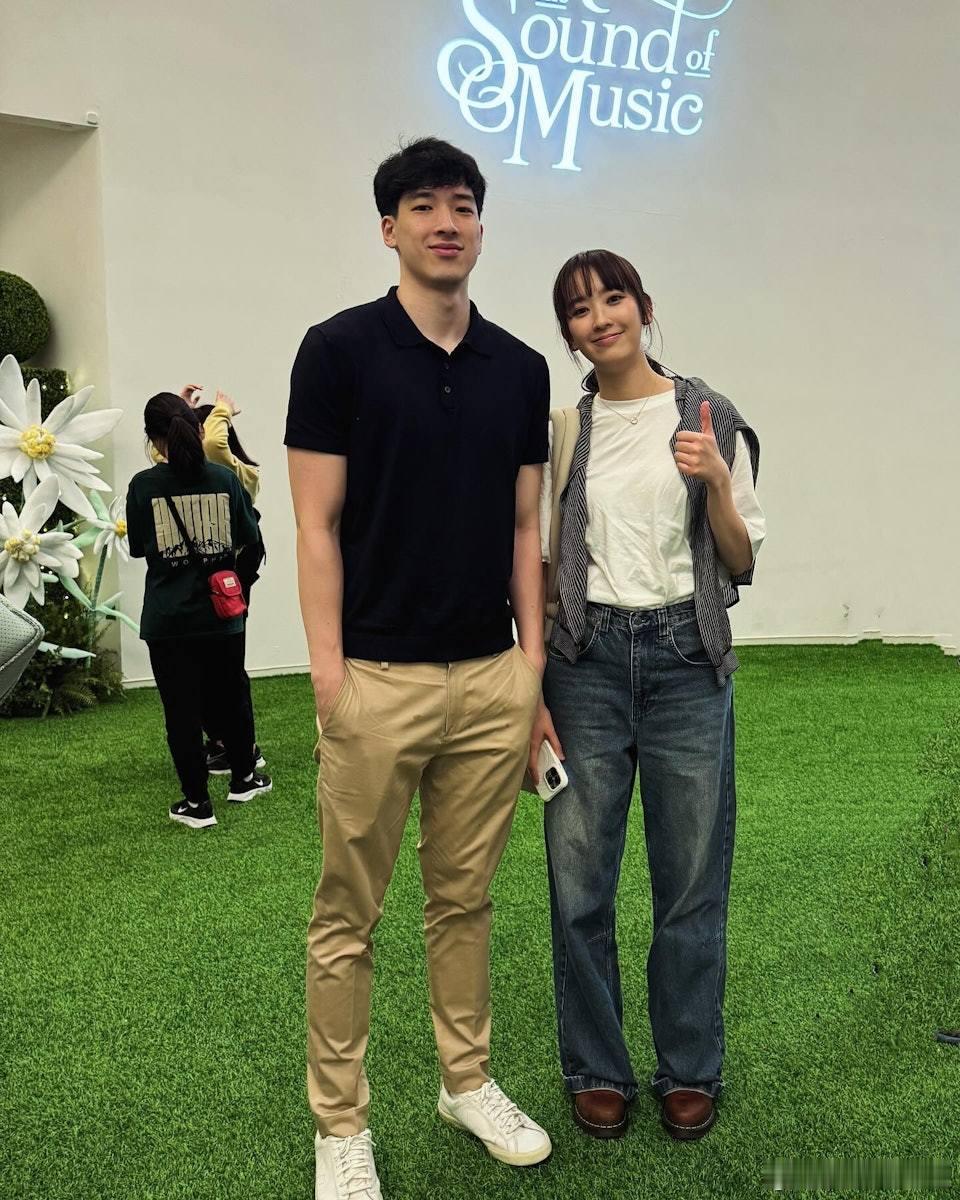 現年62歲的龔慈恩與前夫林煒育有兩名子女，大女林愷鈴（Ashley）外形出眾，已