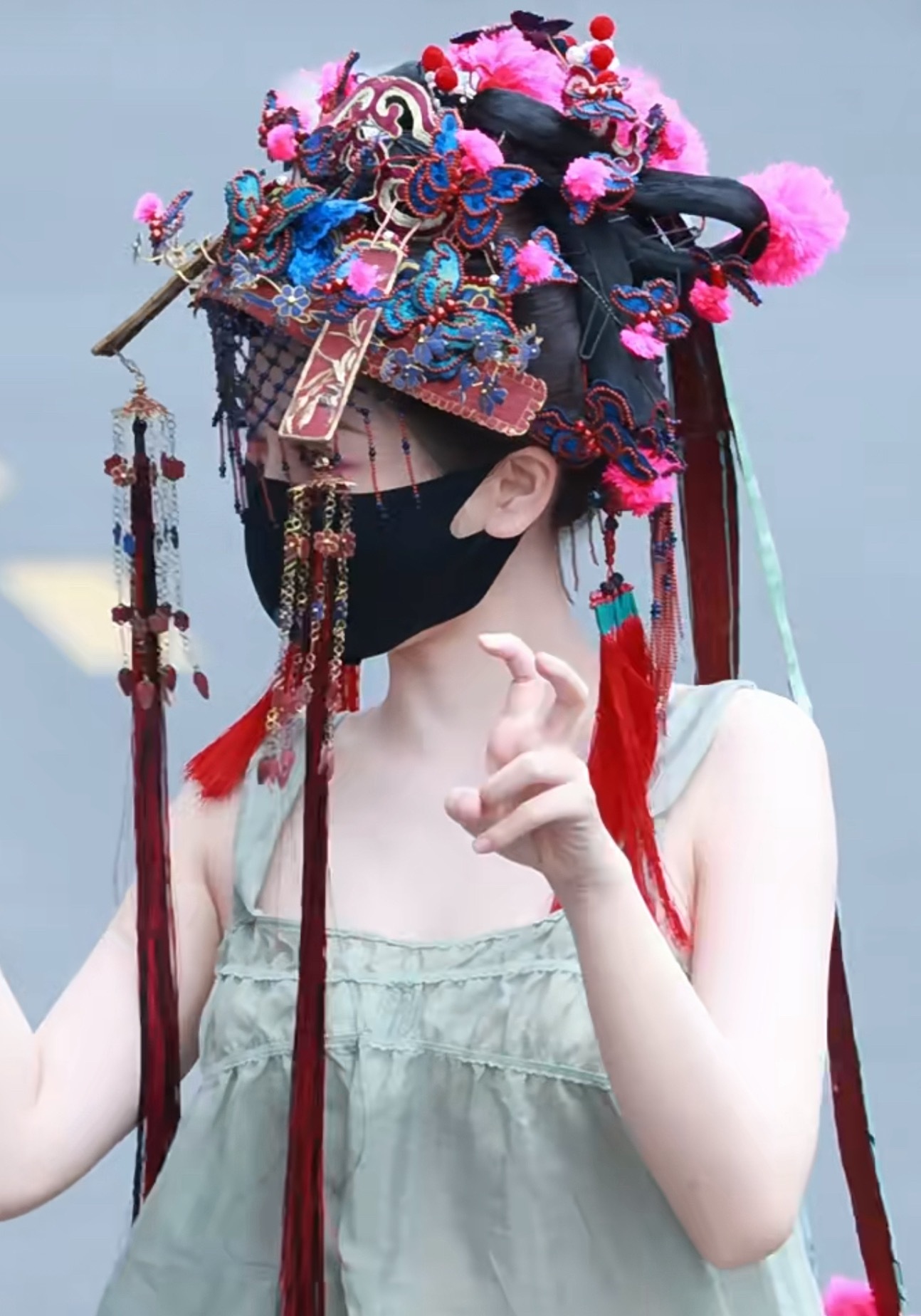 ？感觉易小雅也是有点走火入魔了…咋啥都往头上扔 虞书欣何盼新娘妆造