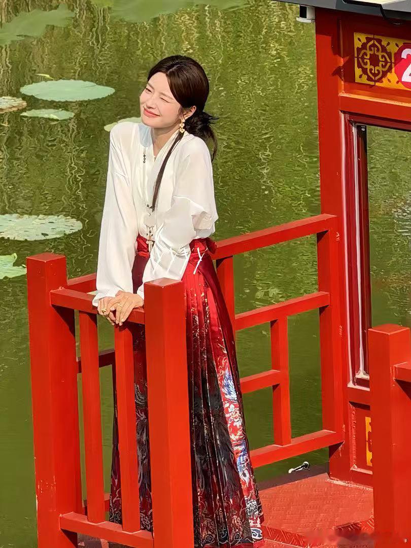 徐若晗去了汪苏泷演唱会 沈惜凡本凡来追星了，徐若晗坐在观众席里还是最显眼的那一个