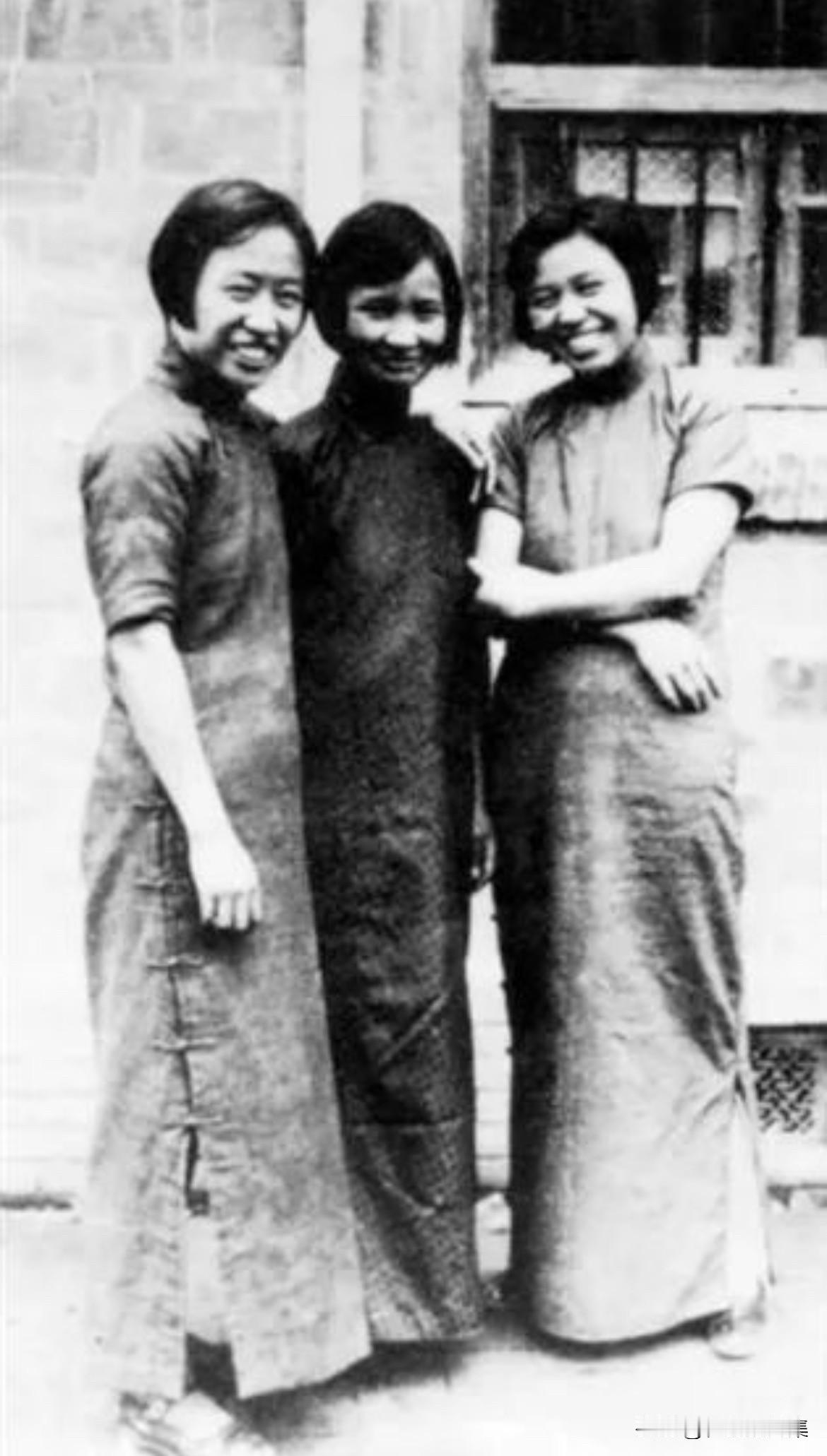 1937年9月，三位女共产党员钱瑛（中）、夏之栩（左）、张越霞（右） 在经历牢狱