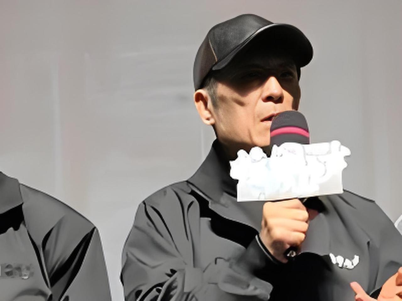 2月18日，张艺谋在《惊蛰无声》首映礼上，回应片中“间谍在垃圾桶交接手机”的热议