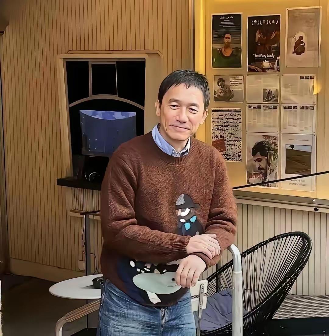 岁月不饶人！曾经的顶流大帅哥如今头发稀疏，满脸沧桑成小老头，网友：我的青春结束了