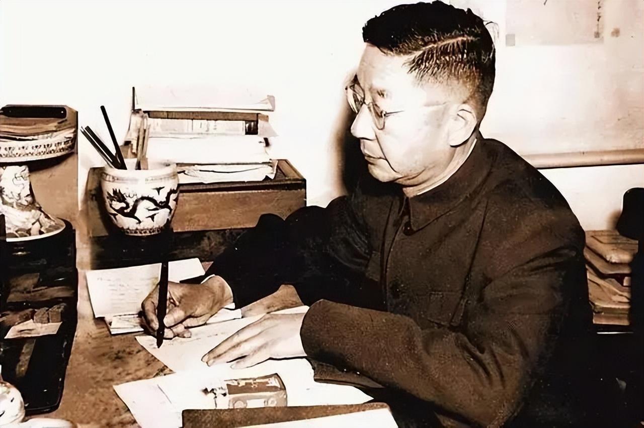 在中华五千年的文明长河中，酒如一缕清香，萦绕不散，它不仅是一种饮品，更是一种文化