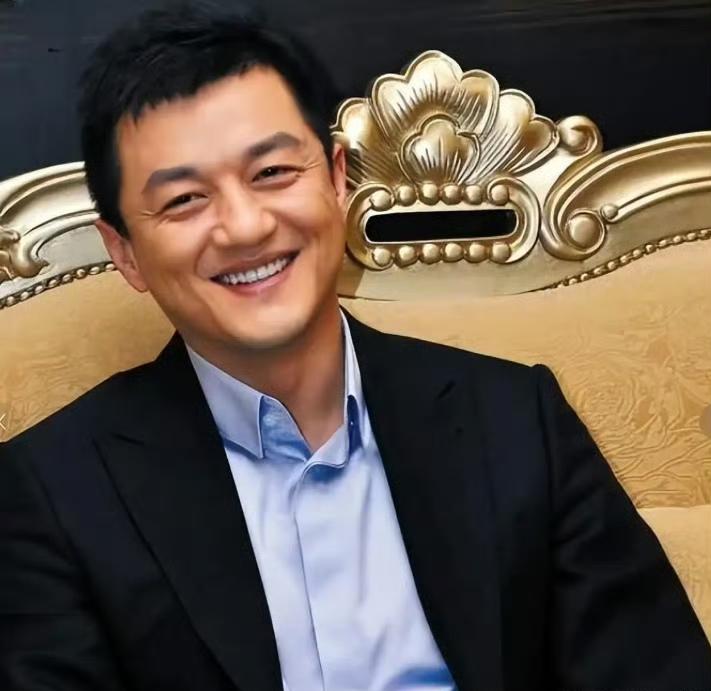 就在刚刚
李亚鹏宣布了
又又又离婚了！他和第六任妻子
海哈金喜共同发布视频，宣布