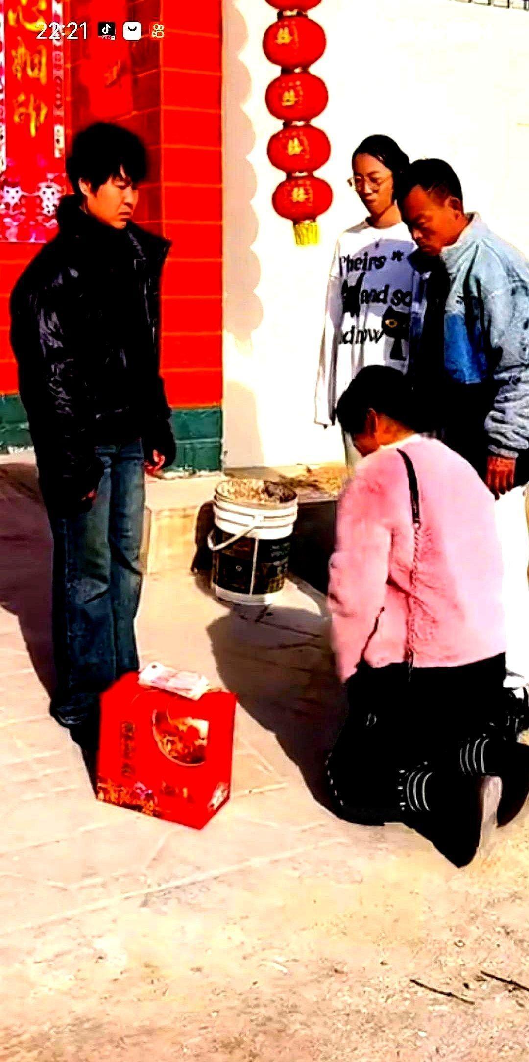大过年的闹出这么档子事！闺女带着孩子回娘家拜年，老太太发压岁钱时给孙子塞了五百，