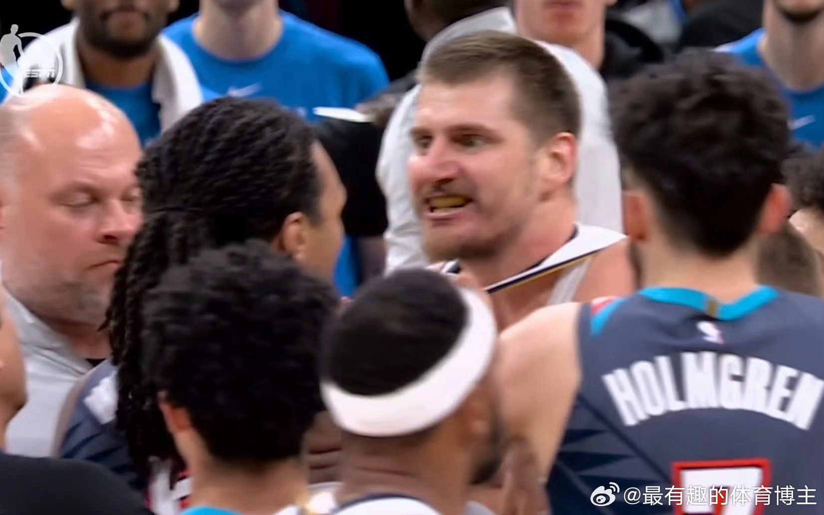 雷霆掘金冲突哈哈哈哈约老师这个表情太搞笑了“我把你们都沙了”，不太了解NBA，感