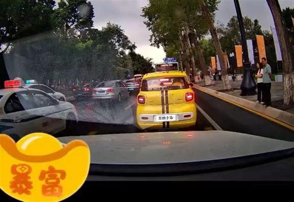 下雨天堵车，属实给我吓一跳。奔腾小马，直落侧马奔腾了！