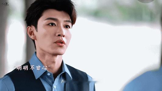 《轧戏》裴轸歪头看向胡羞的那一刻，我根本放不下💔
明明满眼都是胡羞，却要忍着酸