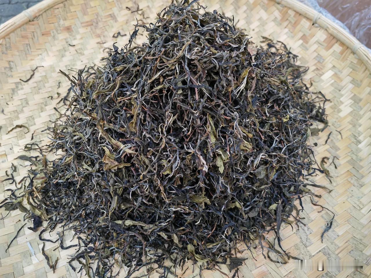 这是今秋新采的临沧邦东秋茶，有点甜[呲牙]