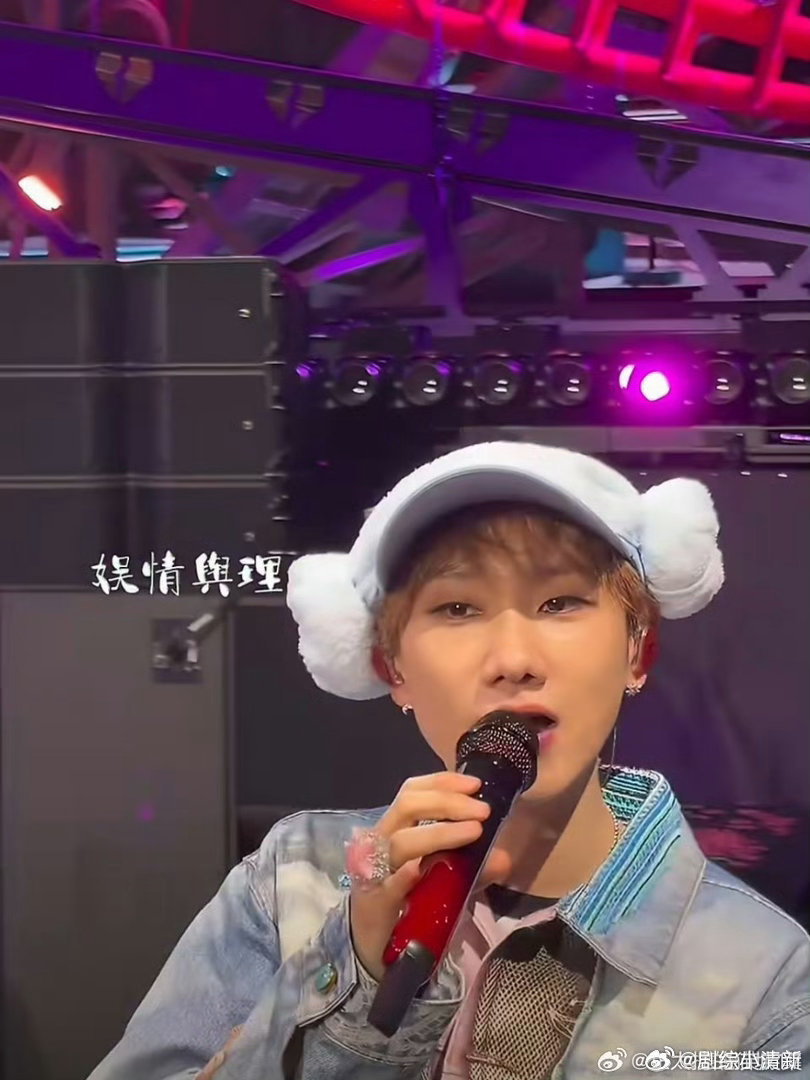 汪苏泷今天不握手了 形式变了，心意没变。汪苏泷今天用挥手代替握手，但每一个眼神都