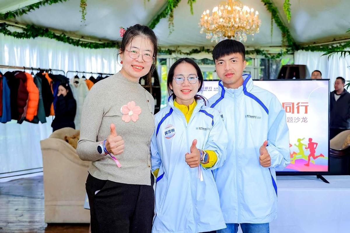 北马女子冠军，跑到7.5公里，拐进了厕所。
那一刻她想的不是冠军，是“完蛋，23