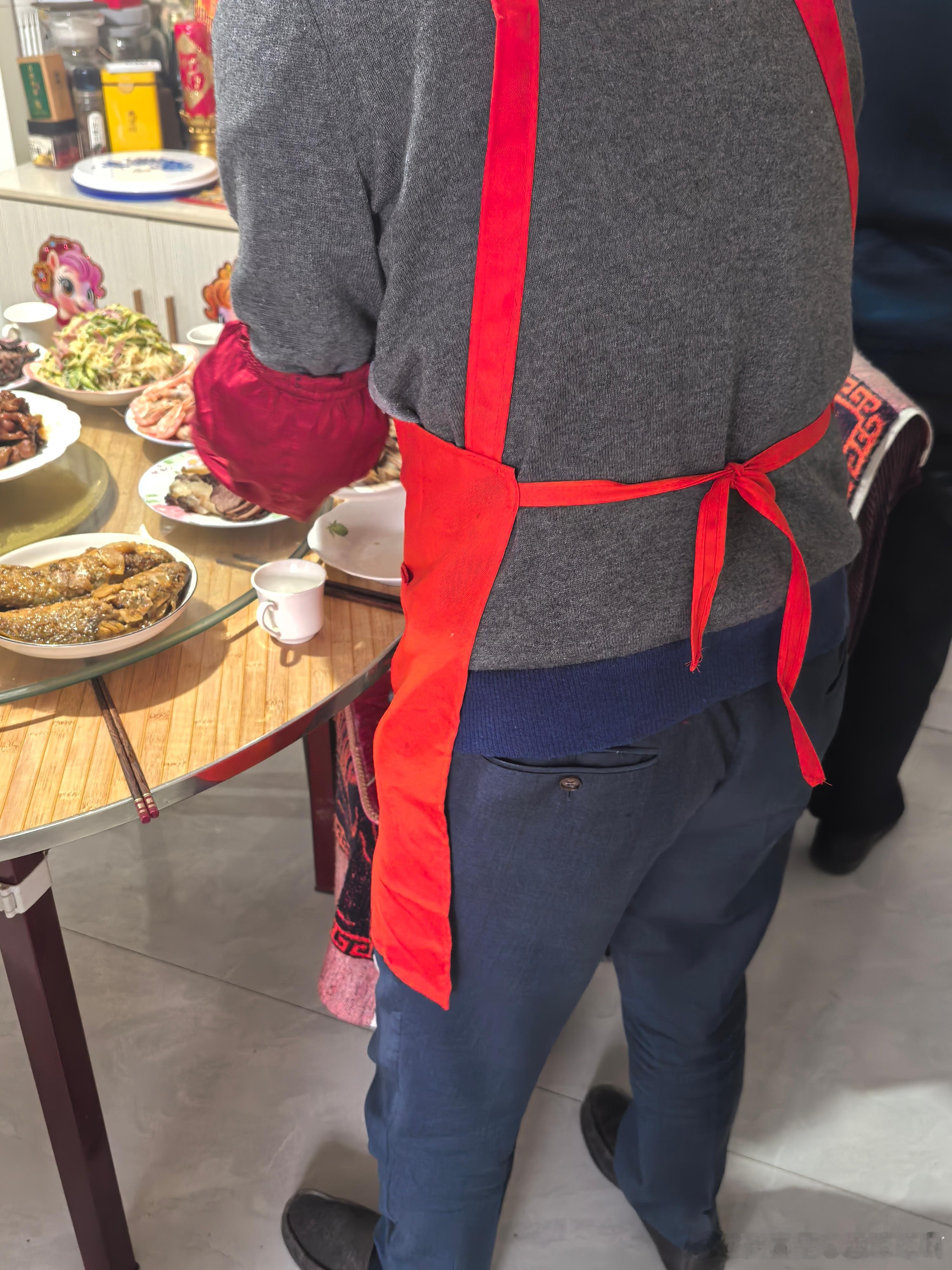 我爸又穿上了男德服开始做饭