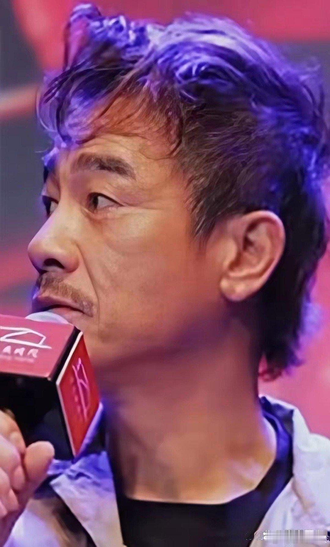 57岁的陈小春，打扮得体又帅气，不像有些老人硬装年轻，看着真舒服 ​​​
