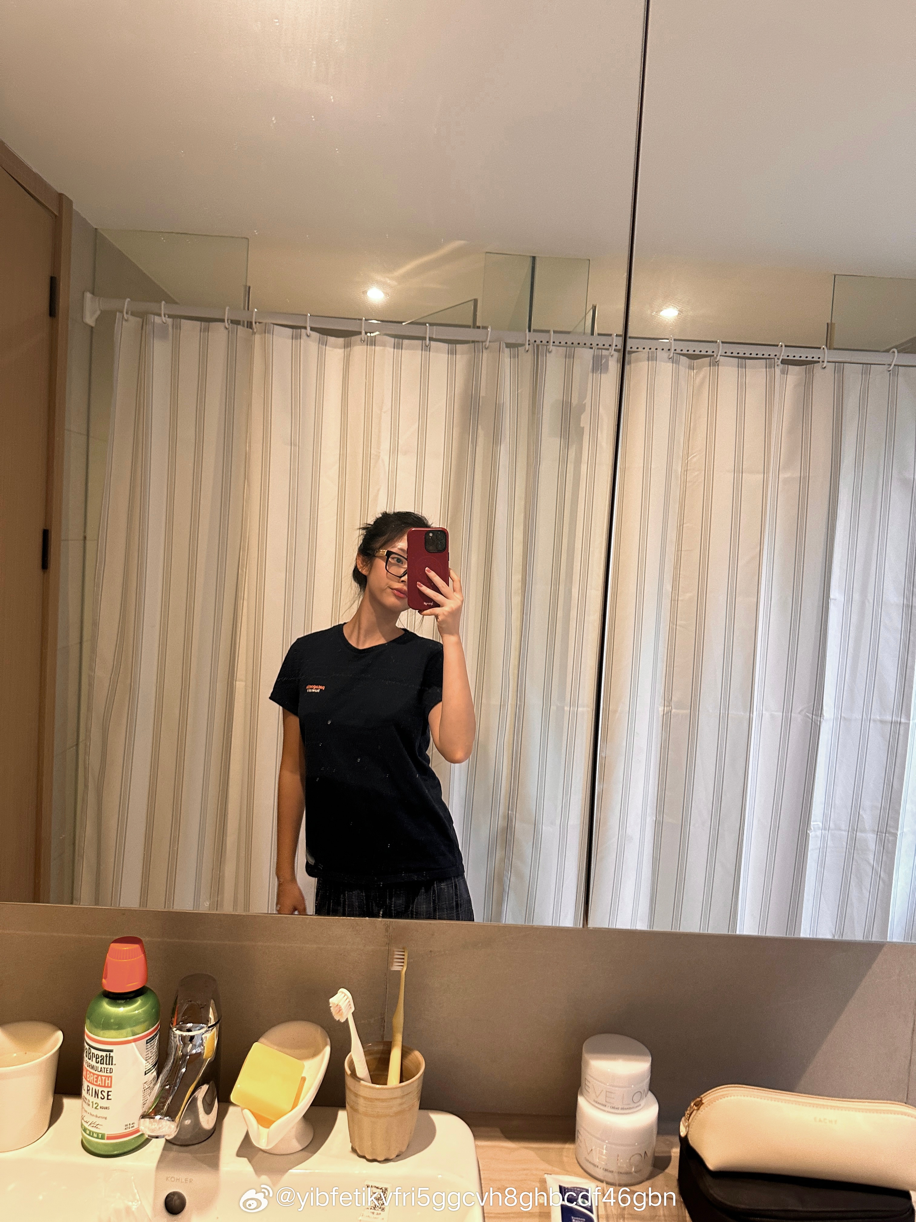 新家对镜拍🈶！浴帘买短了 第一回买了一米八第二回买了两米结果还是不够长 只能露