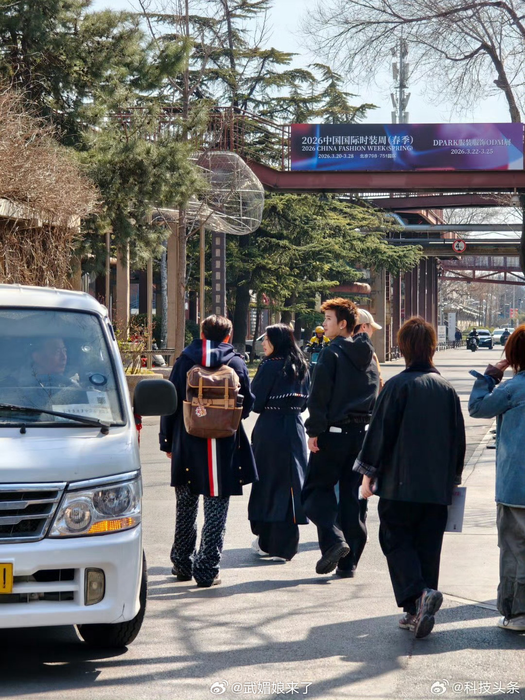 网友北京798偶遇任嘉伦，新鲜的啊，头发好长了呢