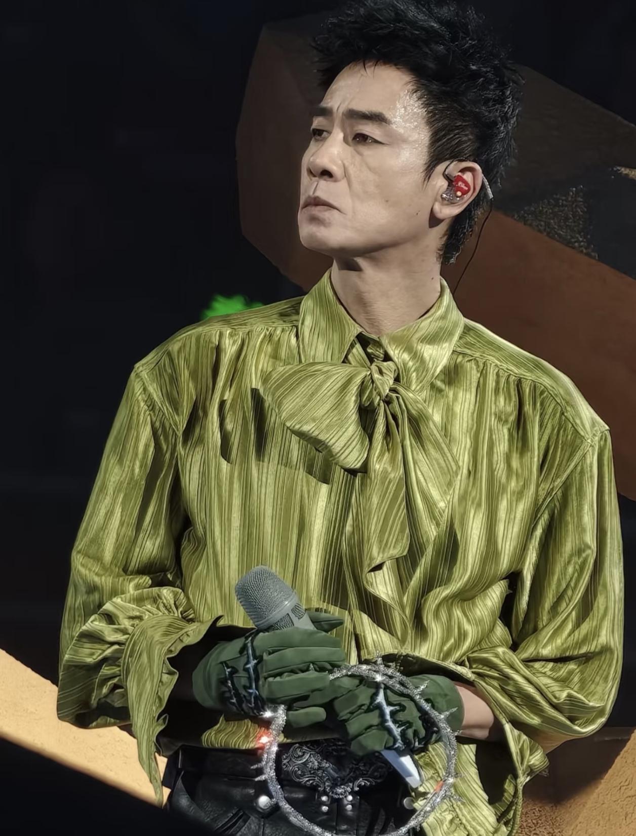 该说不说，
陈小春这个人，
最聪明的地方就在于此了，能够在关键时刻拿的起放的下！