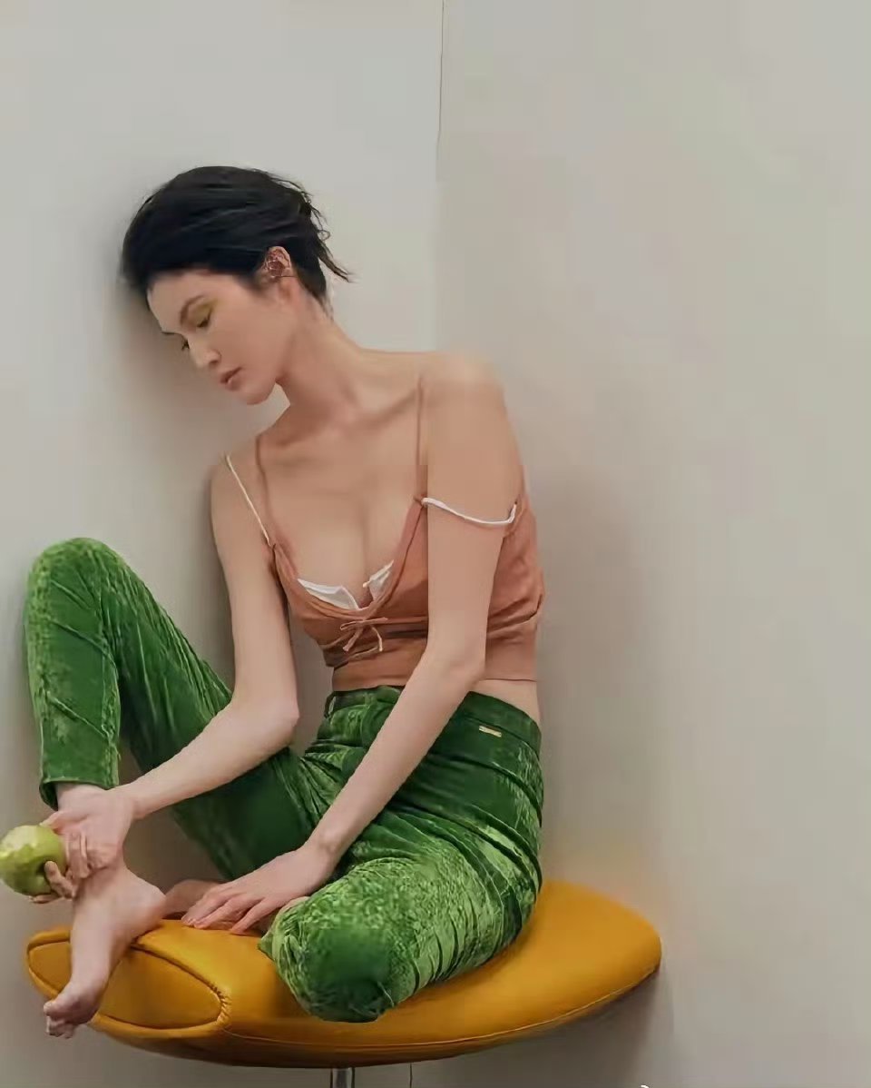 何穗产后身材好好，白白瘦瘦，这状态绝了 