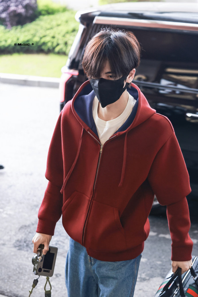 张凌赫顺毛红衣完全男大 张凌赫穿红色 张凌赫顺毛红衣完全男大，张凌赫穿红色真的很