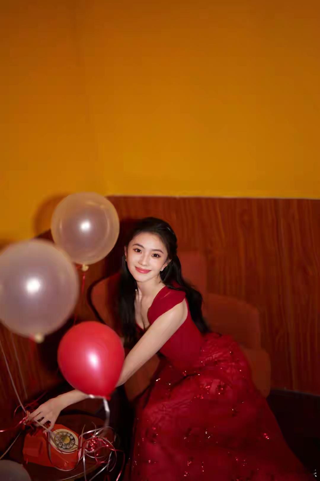 刘浩存拜年年味拉满！刘浩存置身红灯笼海，柔和光影衬得她温婉动人。轻声送上马年祝福