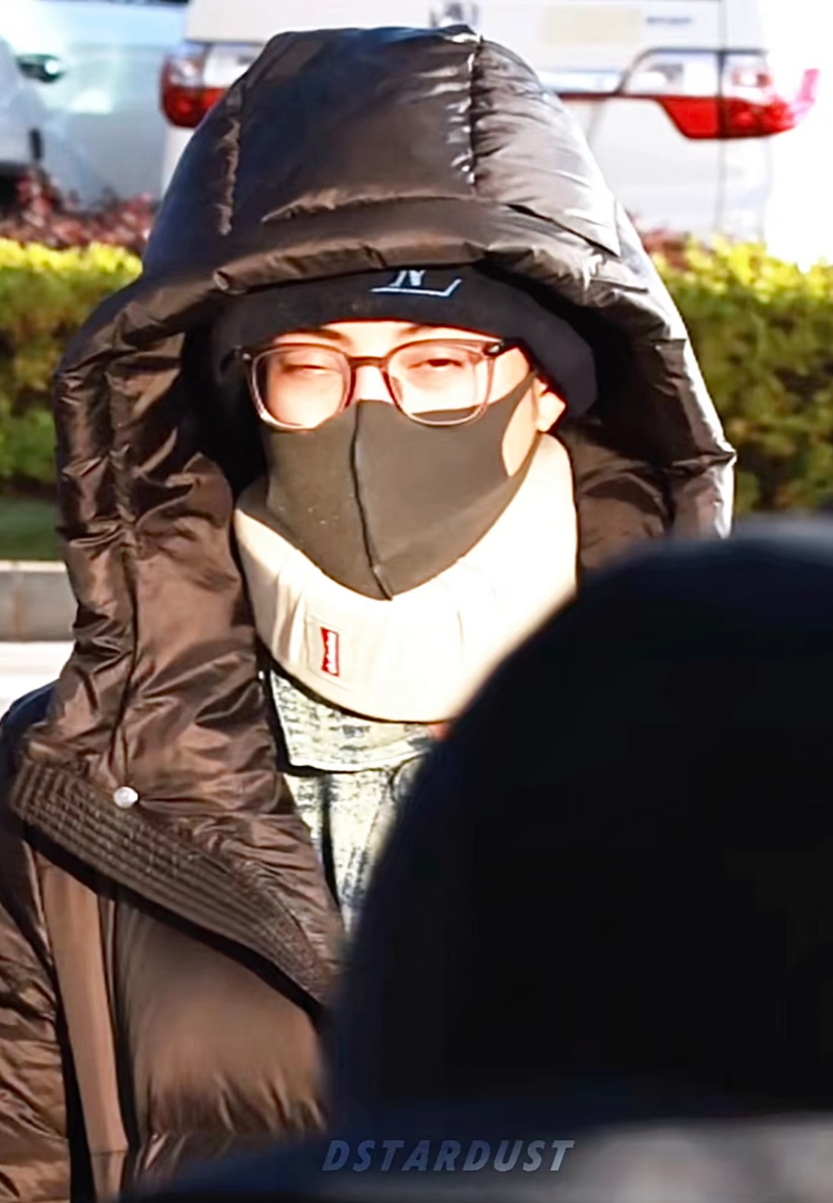 王鹤棣机场边走边睡王鹤棣困成啥样了 完全睁不开眼 