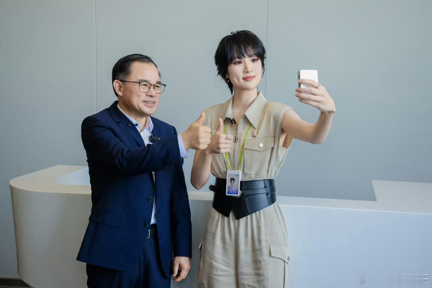 姚安娜现身重庆工厂挂工牌上岗阿维塔一直被认为是华为的闺女姚安娜也是亲闺女这是姐妹