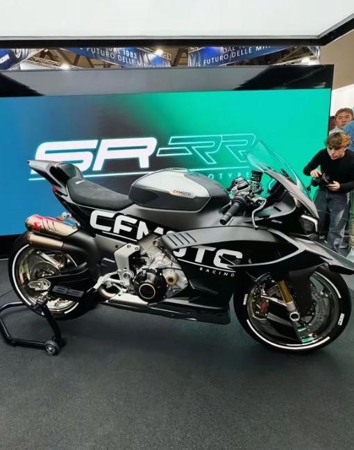 横向对比：春风 V4 SR-RR，对比进口公升 V4 仿赛差距在哪
春风 V4 